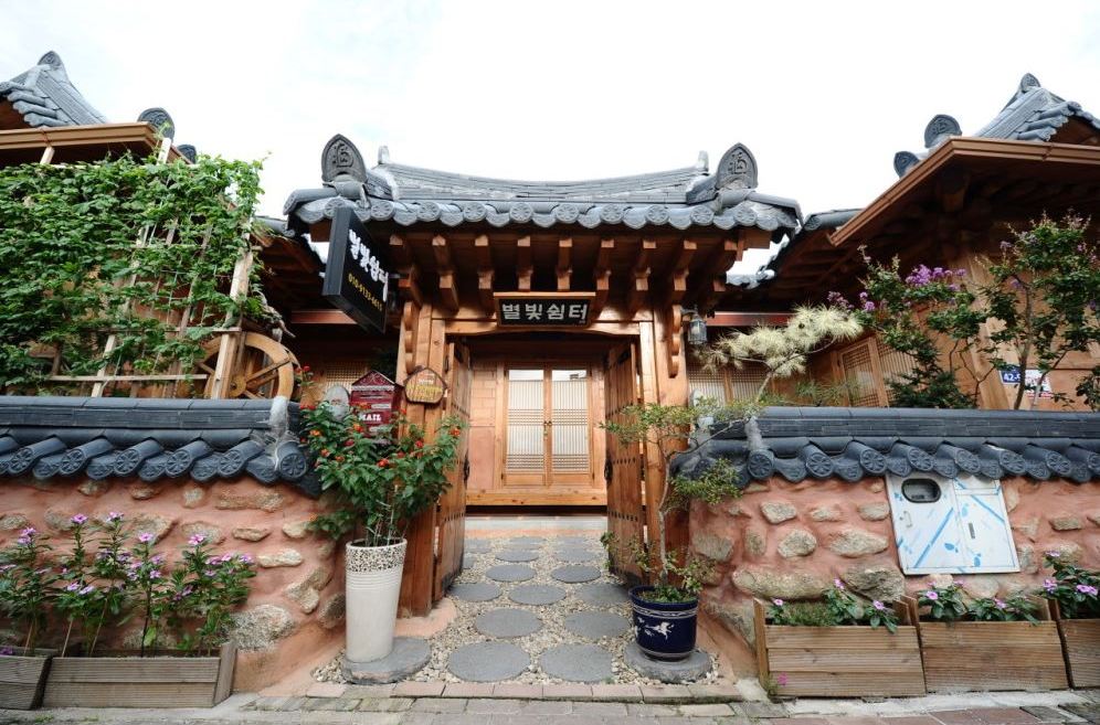 Eingangstor, Hanok Gästehaus Byeolbit Swimteo, Jeonju, Südkorea Reise