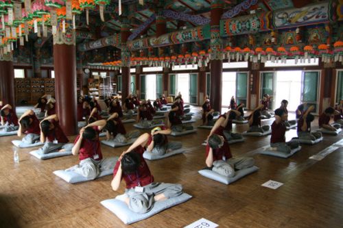 Yoga im Tempel Gästehauses Habcheon Haeinsa Tempel, Südkorea Reise