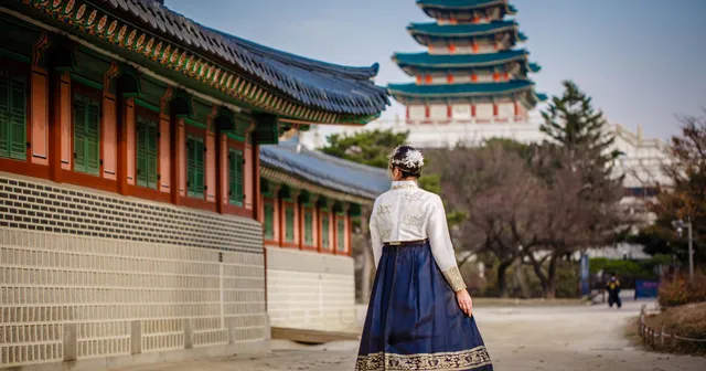 Koreanische Frau in traditioneller Kleidung
