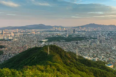 Ausblick auf Seoul von den umliegenden Bergen, Südkorea