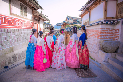 Traditionelle Trachten im Bukchon Hanok Village in Seoul