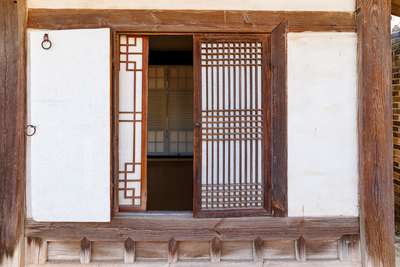 Fenster in traditionellem Hanok-Haus