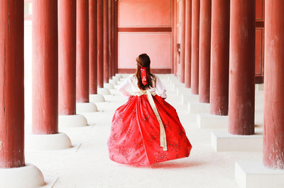 Mädchen im koreanisch-traditionellen Hanbok, Südkorea Rundreise